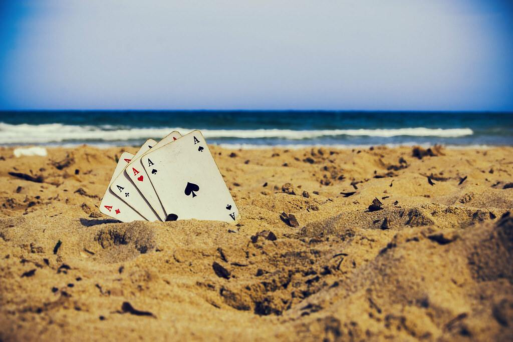 Pemain menyusun strategi di meja poker online, tema artikel JuaraSlot88