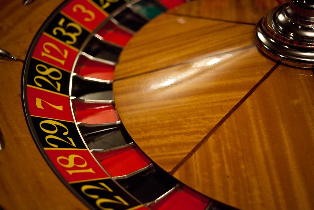 Meja dan roda rolet di studio live casino yang dibahas panduan JuaraSlot88